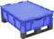 Niebieska plastikowa paleta z zamkniętą pokrywą na czarnej podstawie. Odpowiednia do magazynowania i transportu towarów.