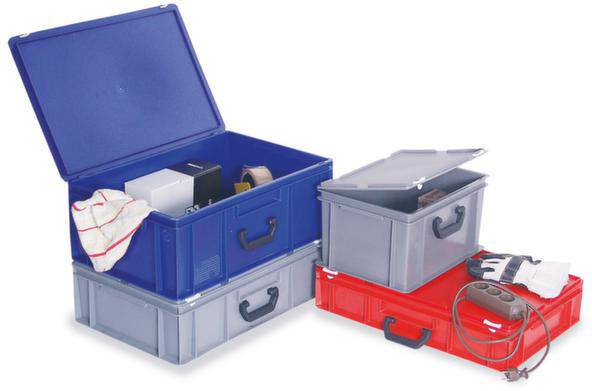 Niebieskie i szare plastikowe pudełka z klapowanymi pokrywkami. Niektóre pudełka zawierają różne drobne elementy i kable.