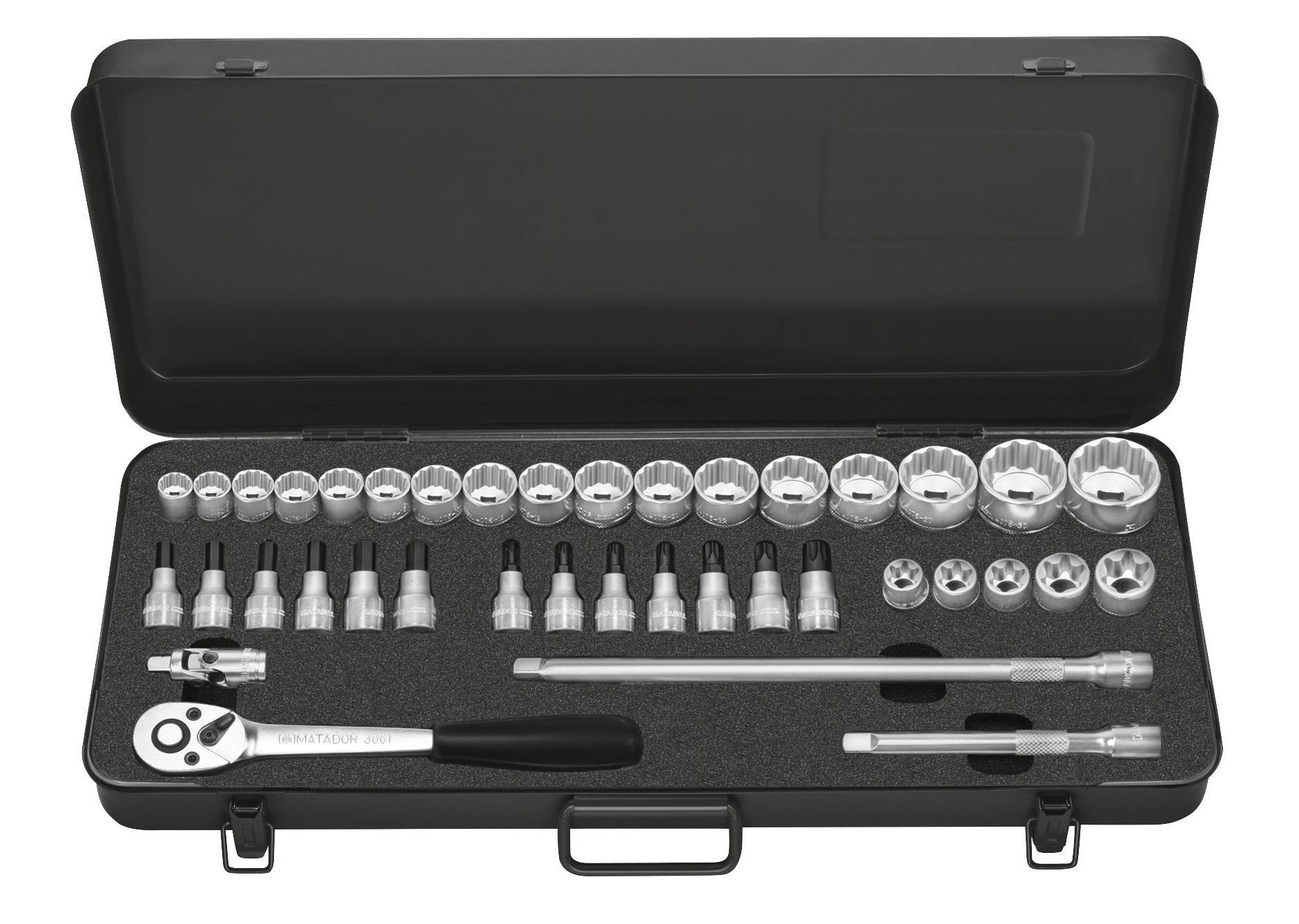 Zestaw kluczy nasadowych w czarnej walizce, w tym z grzechotką, przedłużkami i nakładkami w różnych rozmiarach.