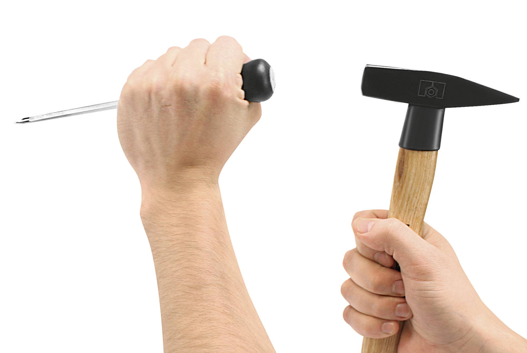 Dwie dłonie trzymają narzędzia: po lewej stronie długopis, po prawej młotek. Przedstawienie narzędzi do precyzyjnej pracy i wymagających zadań.