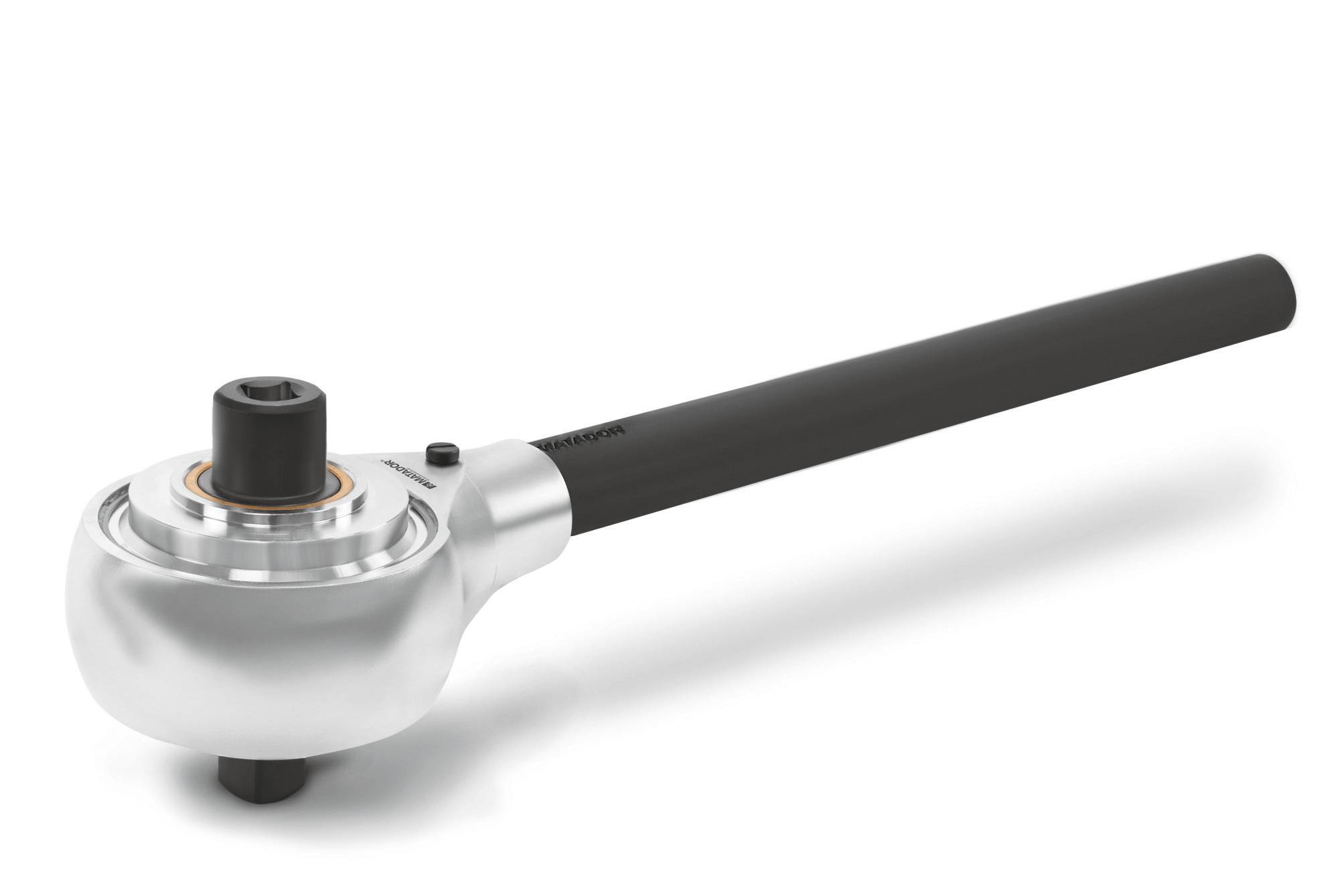 Klucz dynamometryczny wykonany z metalu z długą, czarną rękojeścią, przeznaczony do precyzyjnego przykładania momentu obrotowego podczas prac ślusarskich.