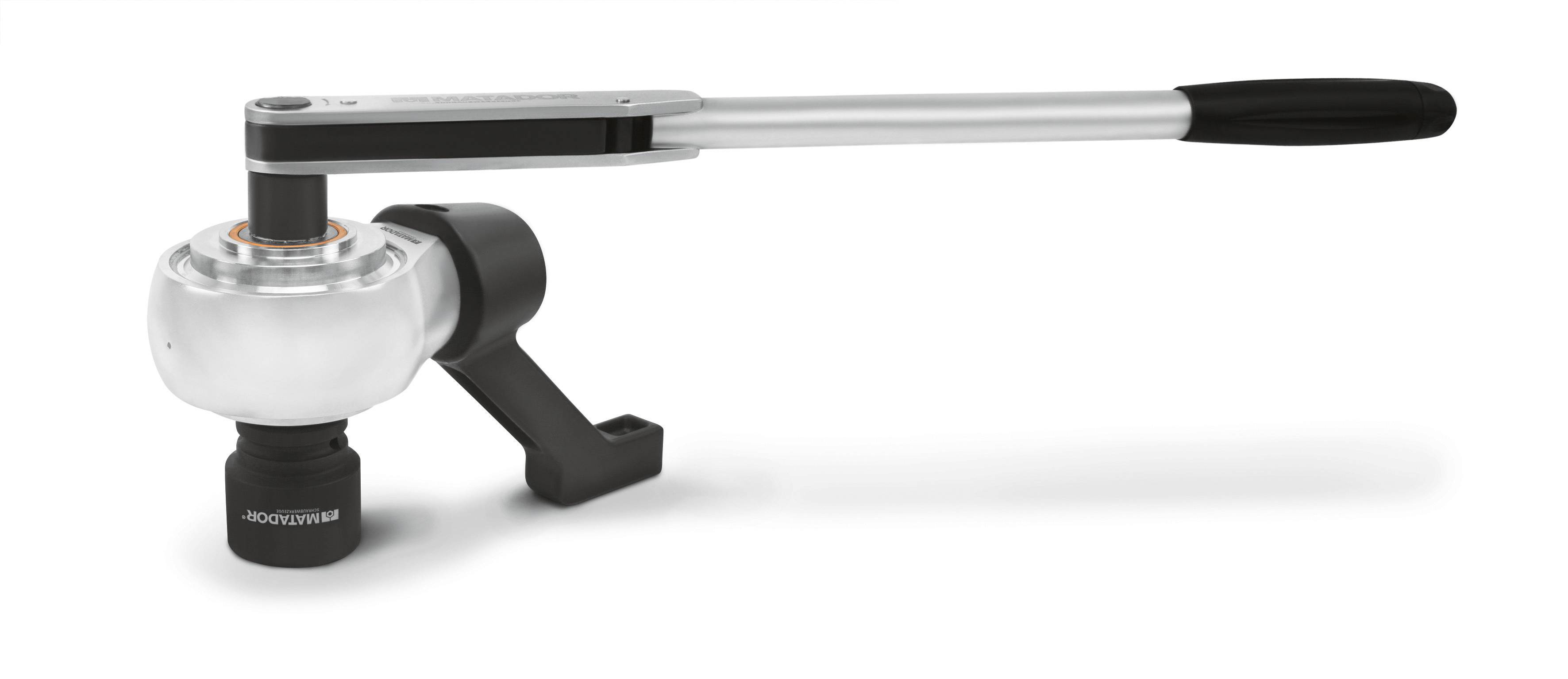 Obraz przedstawia srebrny klucz dynamometryczny z długą rękojeścią i czarną dźwignią, leżący na białej powierzchni.