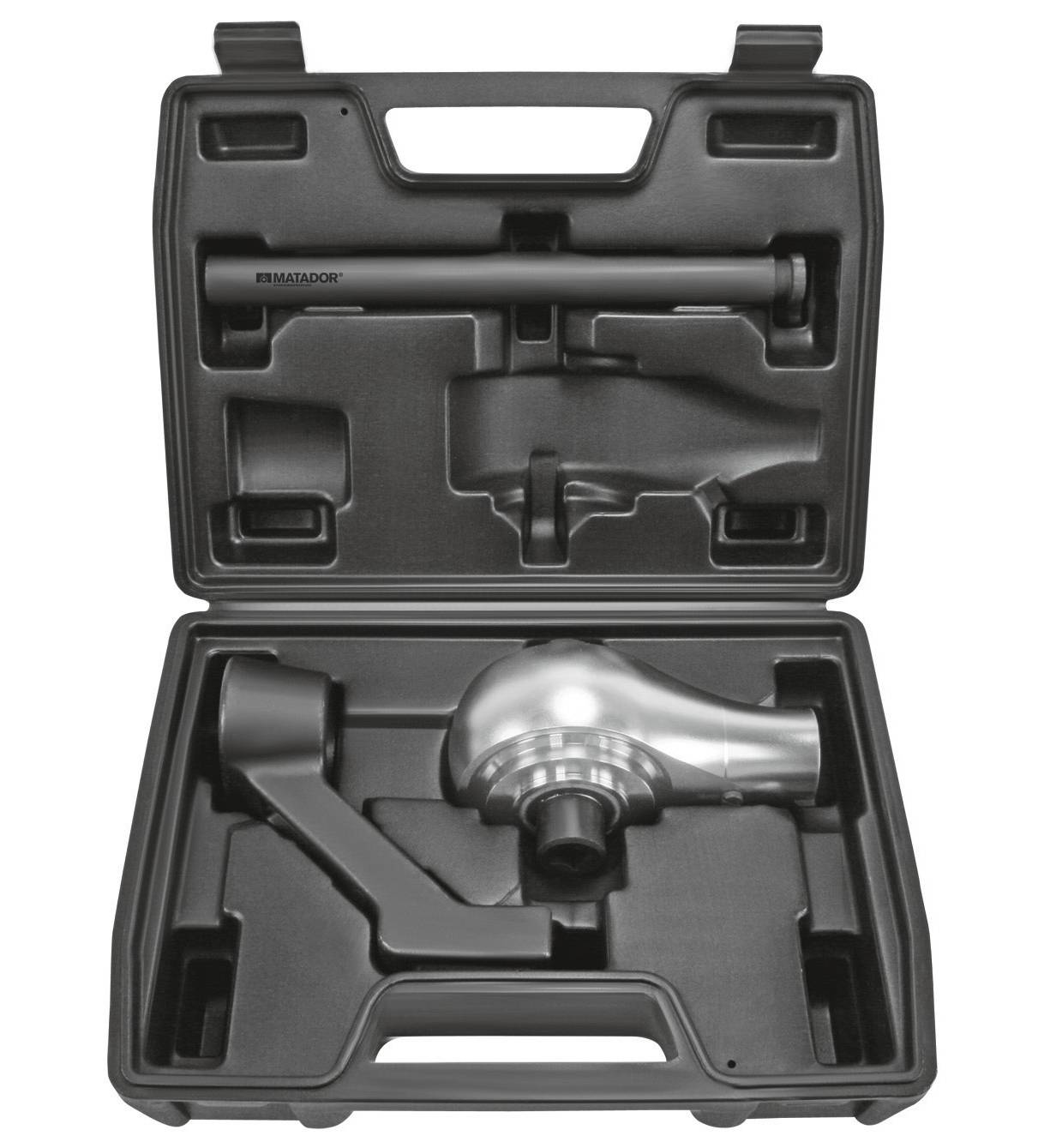 Duży czarny walizka na narzędzia z uporządkowanym wnętrzem. Zawiera różne metalowe narzędzia, w tym srebrne gniazdo elektryczne.