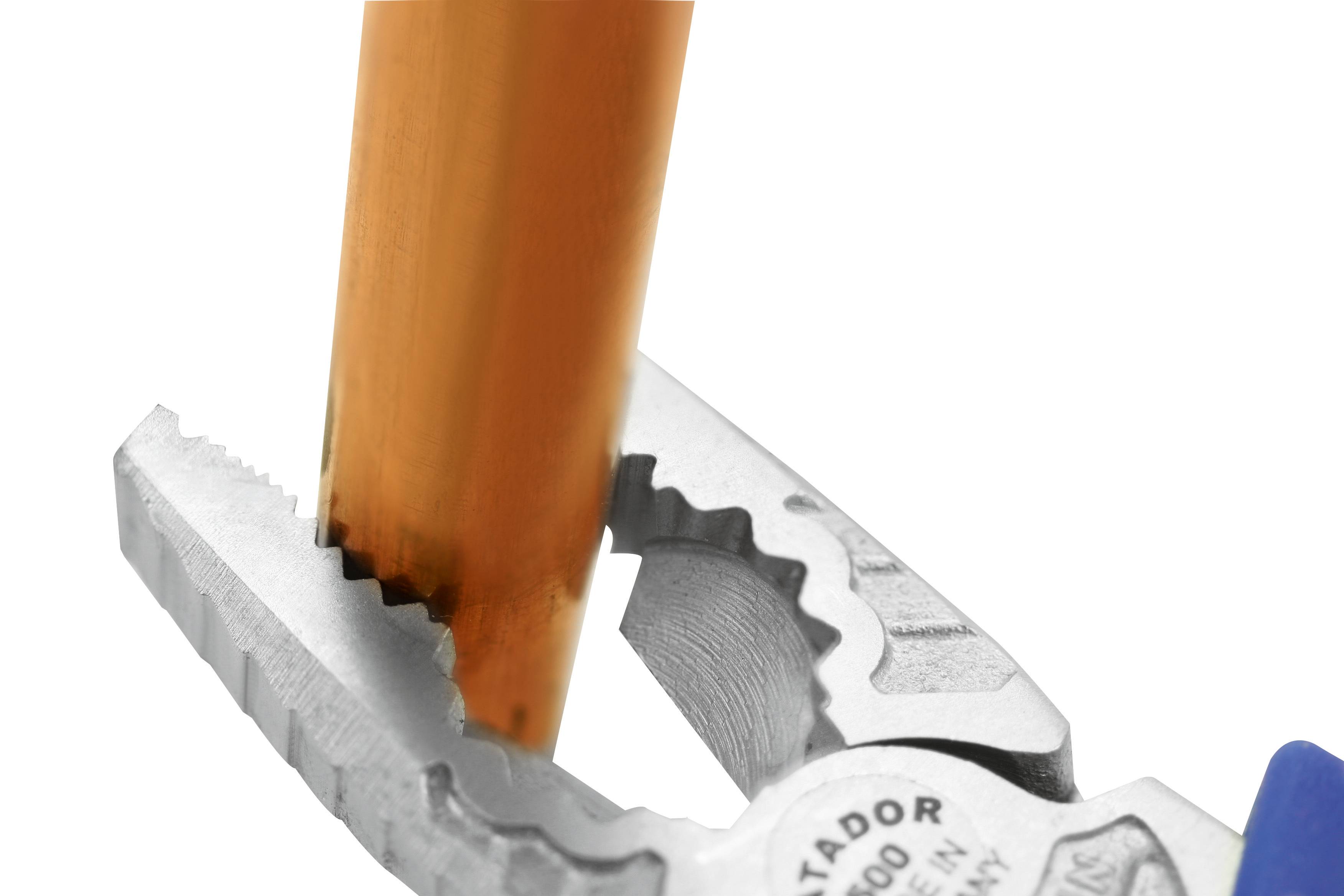 Szczypce trzymają miedzianorurowy przewód.