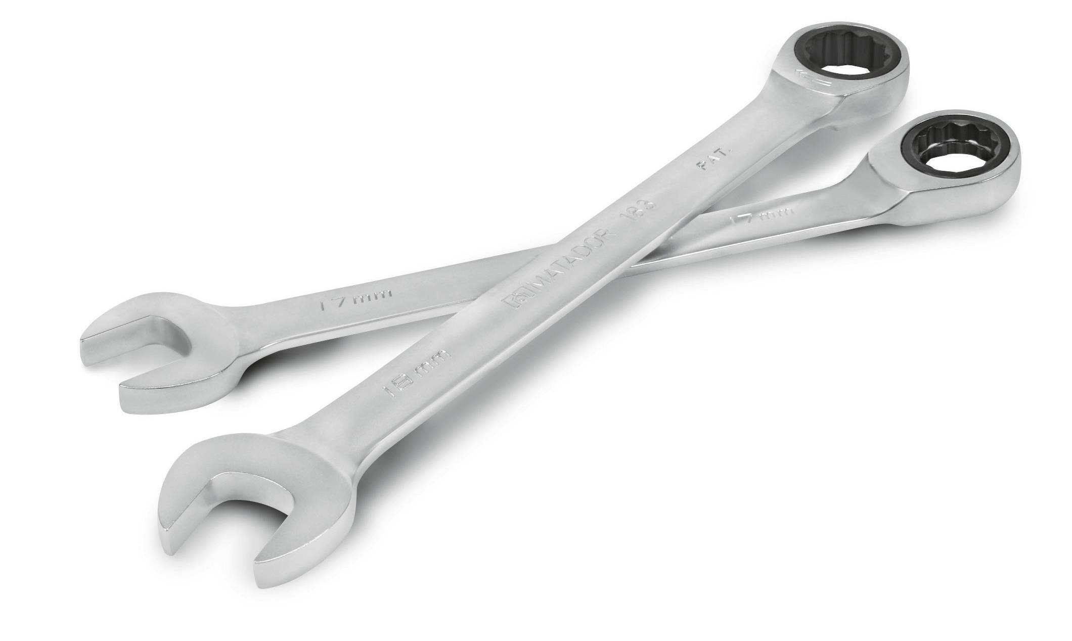 Dwa skrzyżowane klucze metalowe, jeden oczkowy i jeden płaski. Oba mają lśniącą powierzchnię.