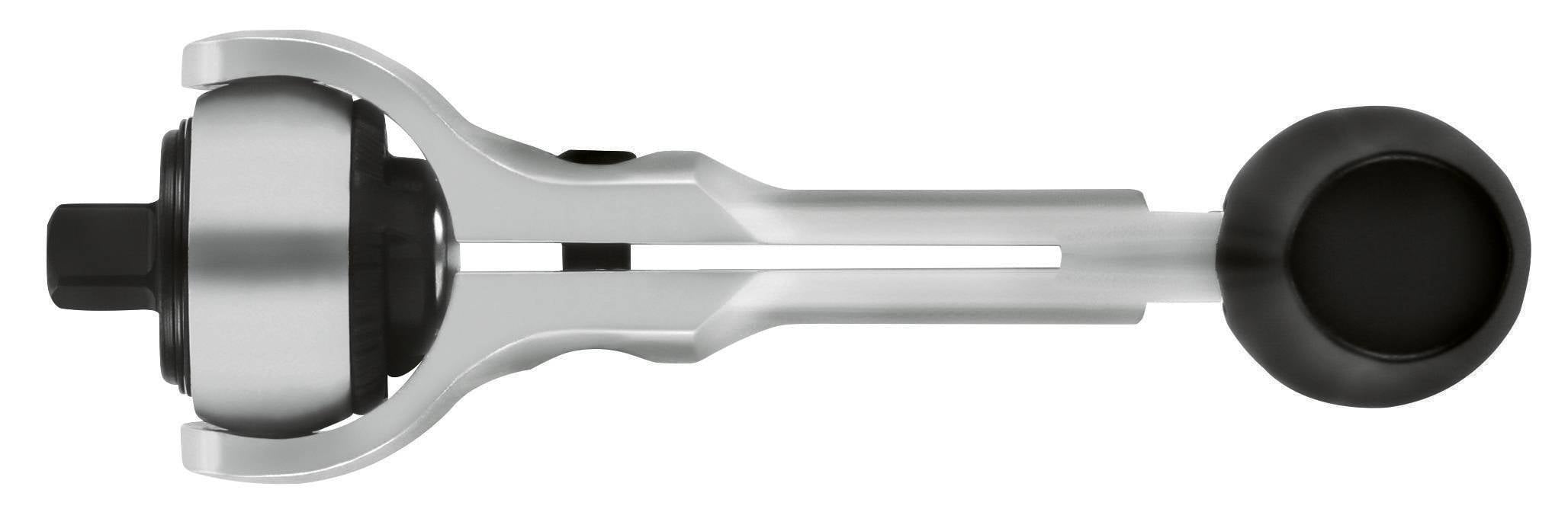 Chromowany klucz dynamometryczny z długą rączką, zamocowany na nasadce, przeznaczony do precyzyjnych prac mechanicznych.