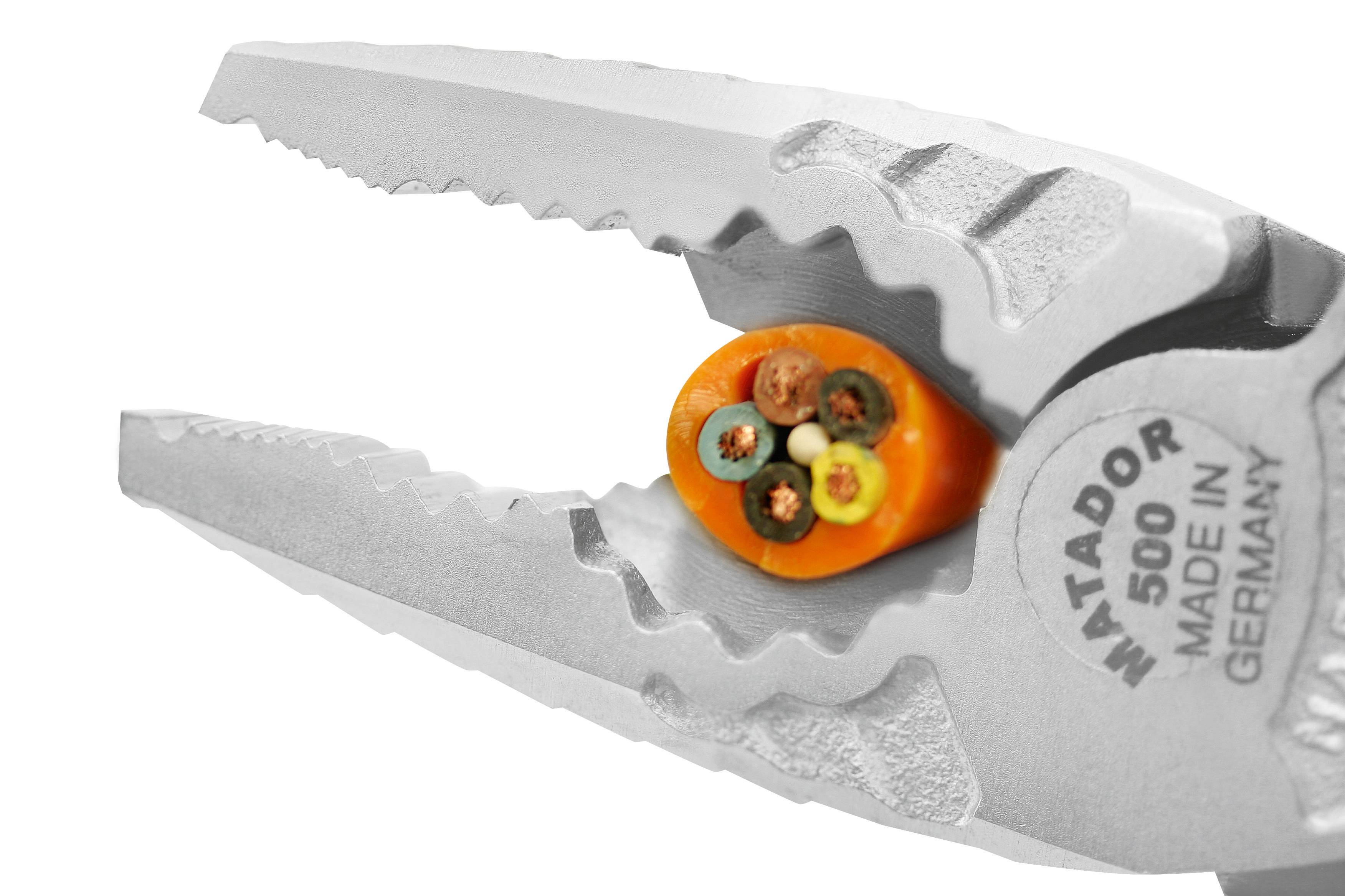 Zange trzyma pomarańczowy kabel z wieloma przewodami w przekroju. Grawerowanie na szczypcach: 'Matador 500 Made in Germany'.