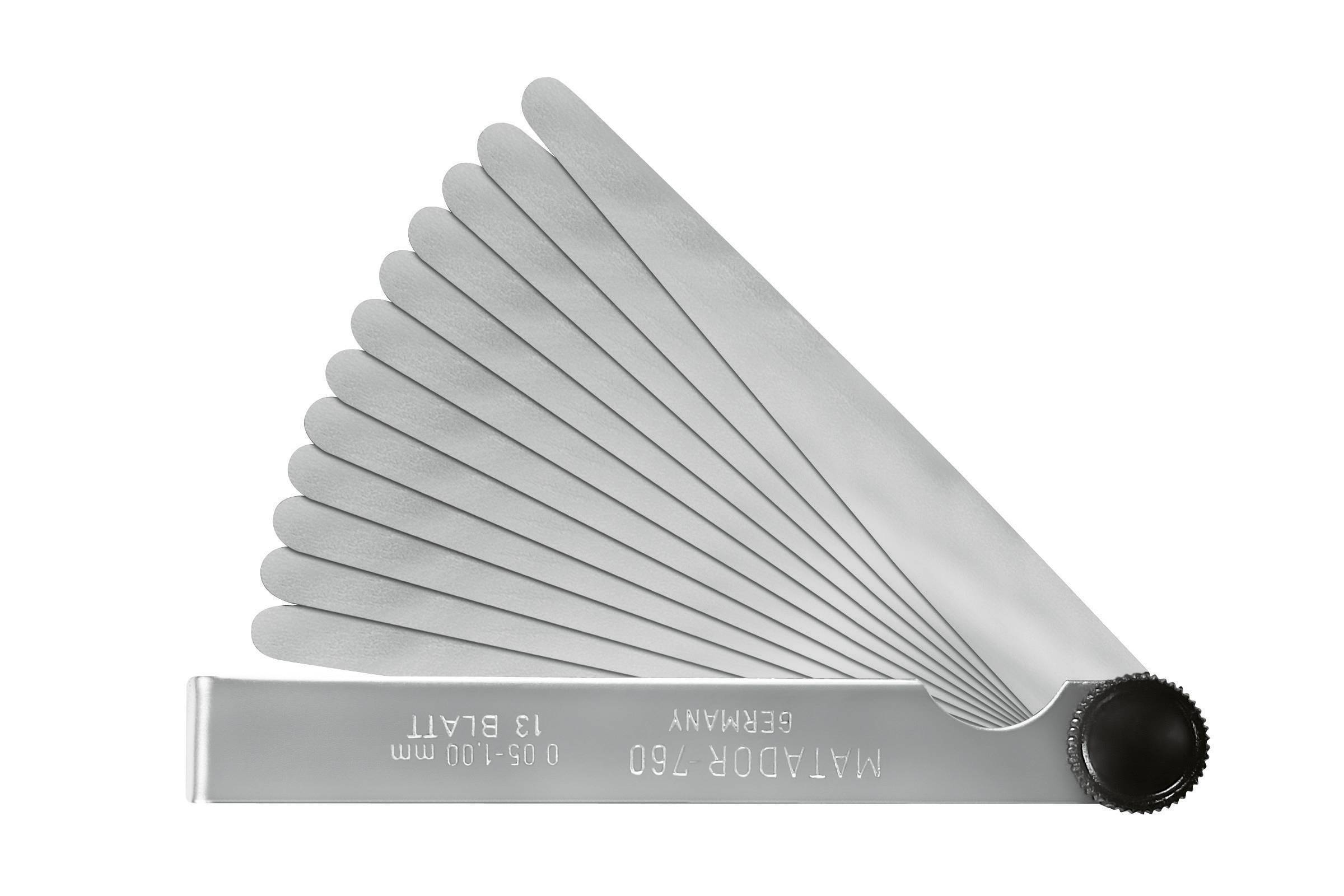 Wzornik szczelinowy z wieloma paskami z metalu o różnych grubościach, używany do pomiaru wąskich szczelin lub jako precyzyjne narzędzie pomiarowe.