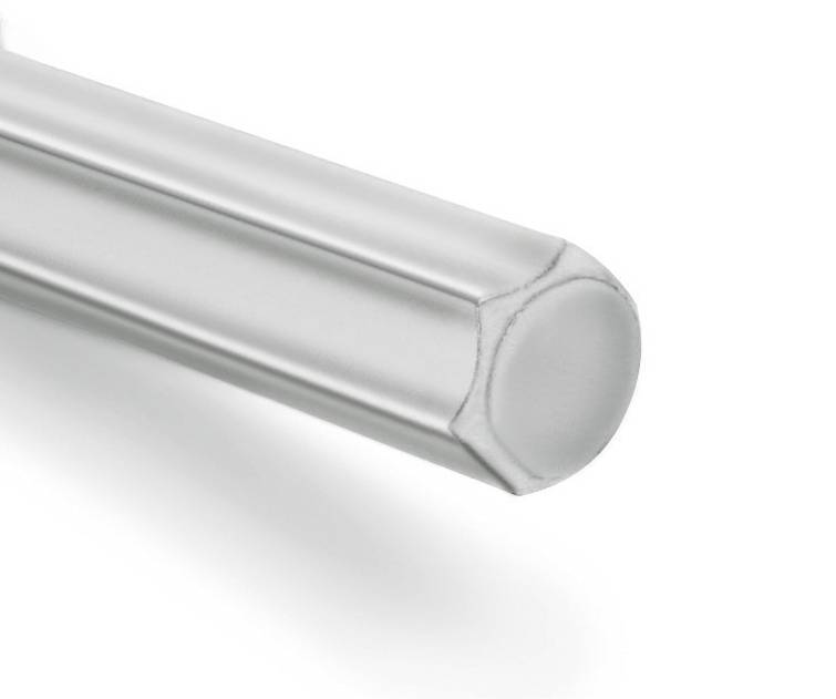 Zbliżenie metalowego pręta cylindrycznego o błyszczącej powierzchni i ściętej krawędzi.