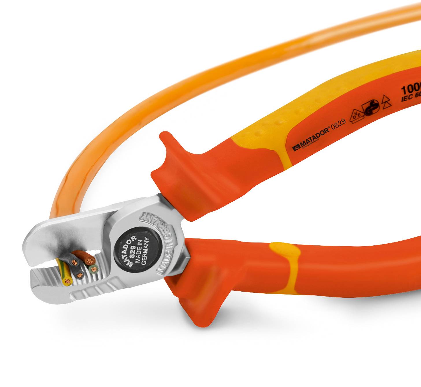 Szczypce izolowane w kolorze pomarańczowym z izolowaną rękojeścią, przeznaczone do prac przy przewodach pod napięciem. Na szczypce naniesiony jest napis 'Matador'.
