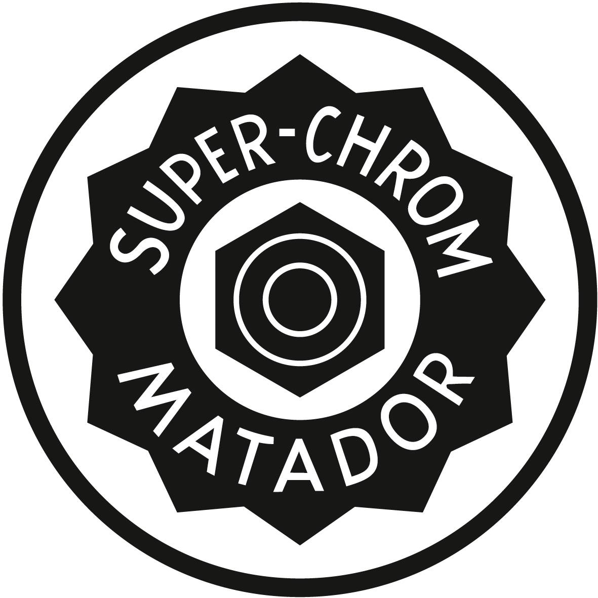 Odznaka z napisem 'Super-Chrom Matador' i stylizowaną matką w centrum, otoczona kołem.