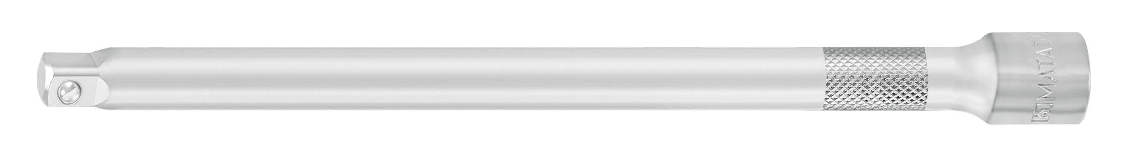 Stalowy pręt przedłużający z mocowaniem, częściowo z żebrowanym uchwytem dla lepszej przyczepności, leży poziomo.