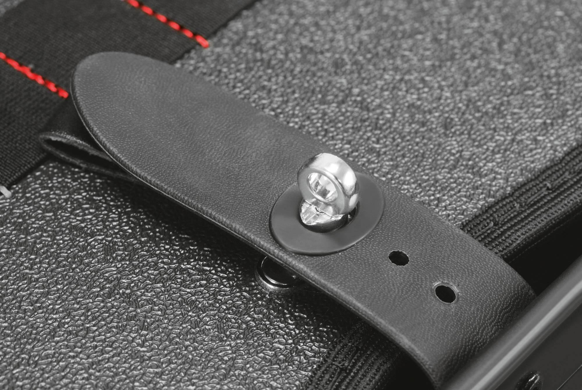 Szczegółowe zdjęcie futerału na gitarę. Widoczny jest czarny skórzany pasek z srebrną klamrą zapięcia.