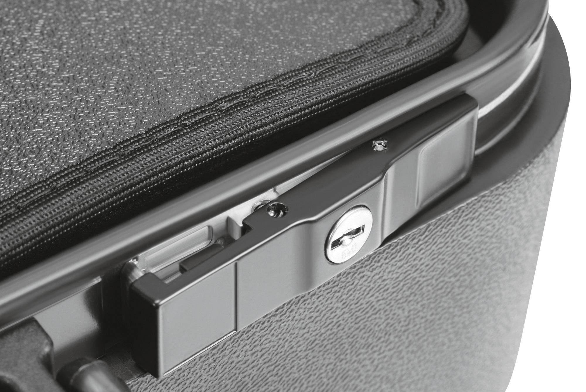 Zbliżenie zamka na walizce w kolorze czarnym, z wbudowanym zamkiem szyfrowym i zamkiem błyskawicznym na fakturowanej powierzchni.