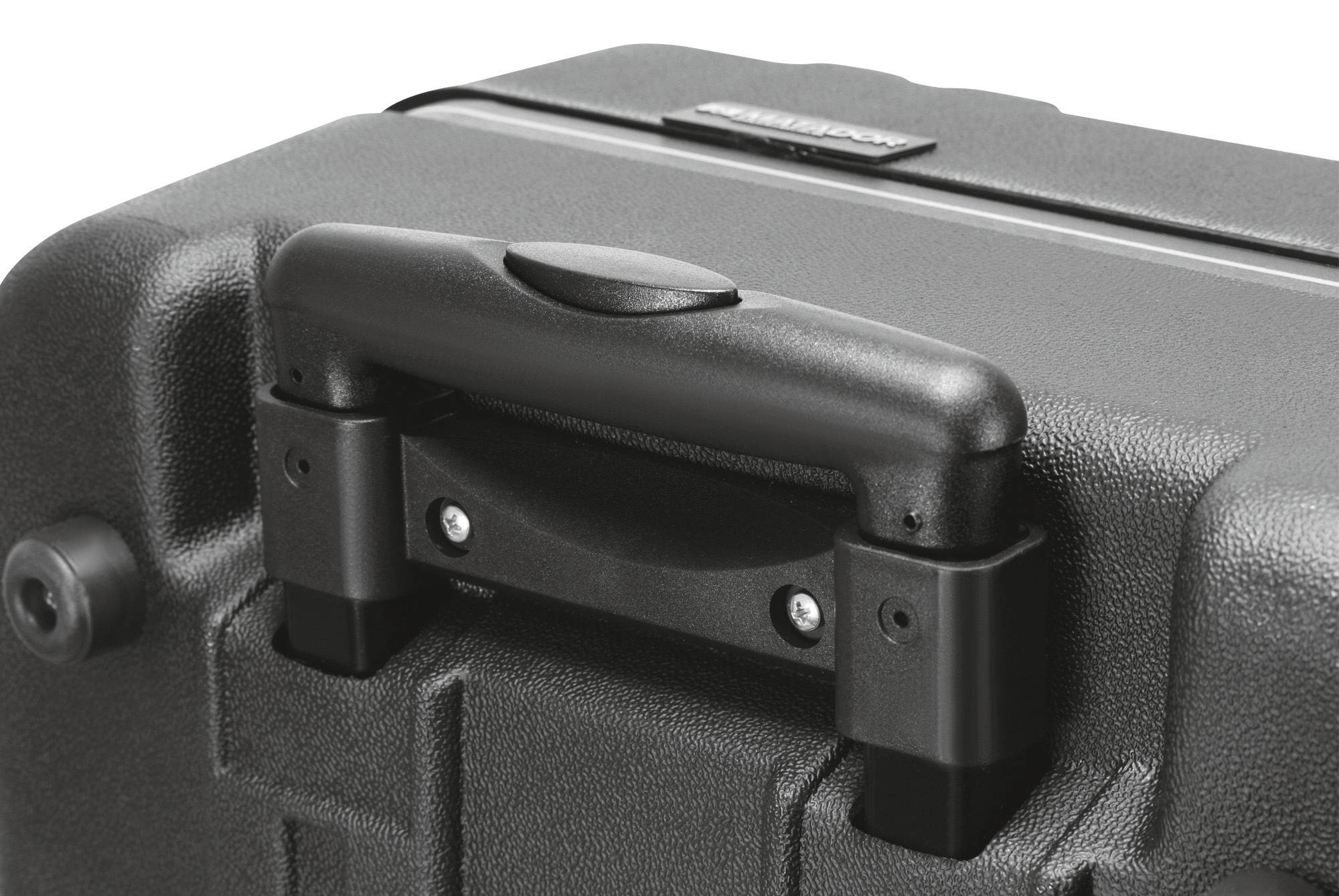 Zbliżenie czarnej rękojeści walizki zamontowanej na solidnej obudowie. Uchwyt charakteryzuje się ergonomicznym wzornictwem.