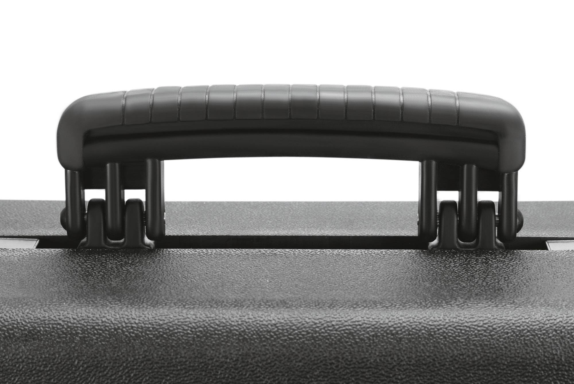 Zbliżenie czarnego, strukturowanego uchwytu bagażowego na walizce. Fokus skupiony jest na konstruktywnych szczegółach i strukturze uchwytu.