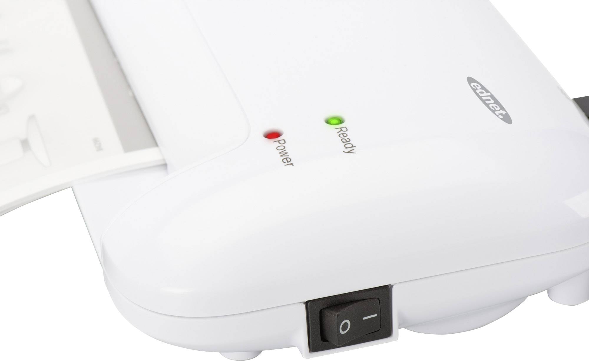 Białe urządzenie do laminowania z czerwonymi i zielonymi wskaźnikami sygnalizuje gotowość do pracy, a jedna strona jest właśnie laminowana.