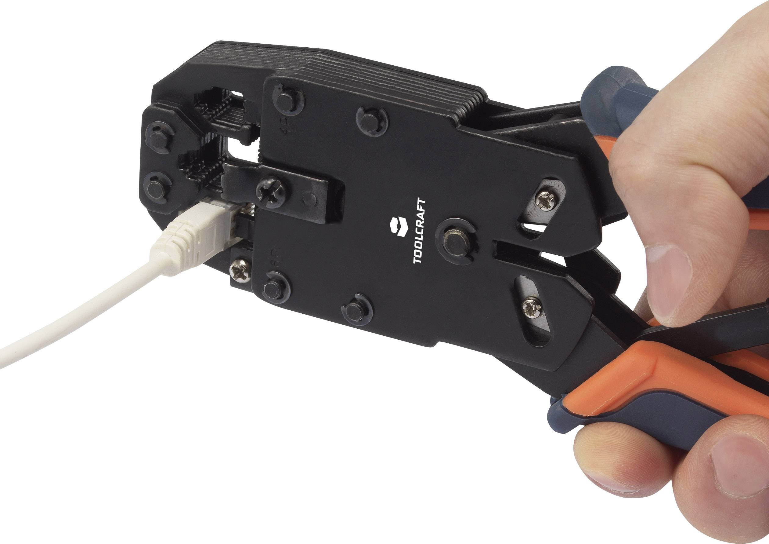 Dłoń trzyma szczypce zaciskowe, które obsługują kabel sieciowy.