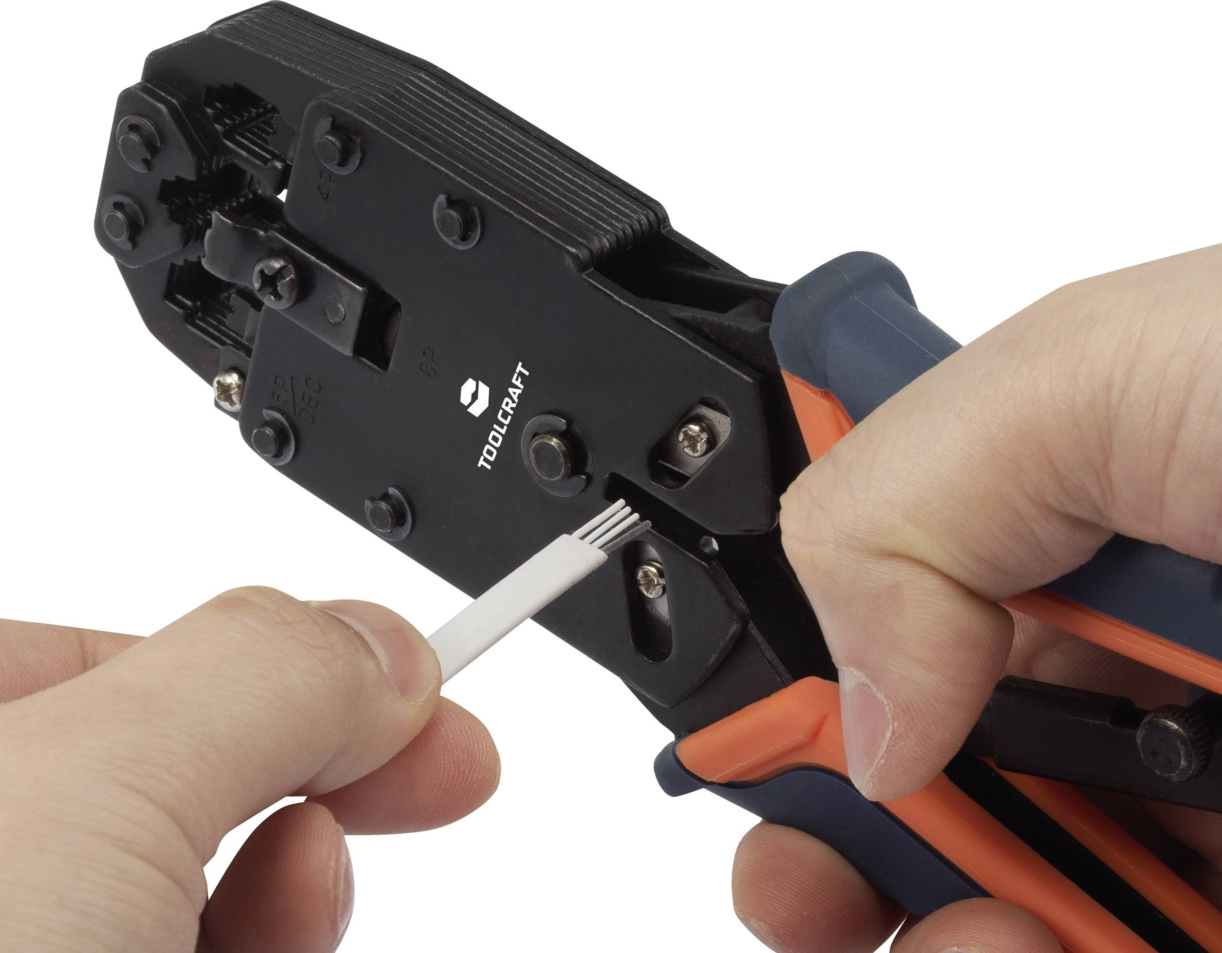 Jedna ręka trzyma szczypce do zaciskania, które przecinają biały opaska kablowa.