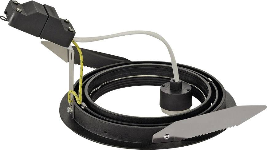 Czarny metalowy pierścień z dwoma ostrymi ostrzami i kablami; prawdopodobnie część urządzenia lub elementu maszyny.