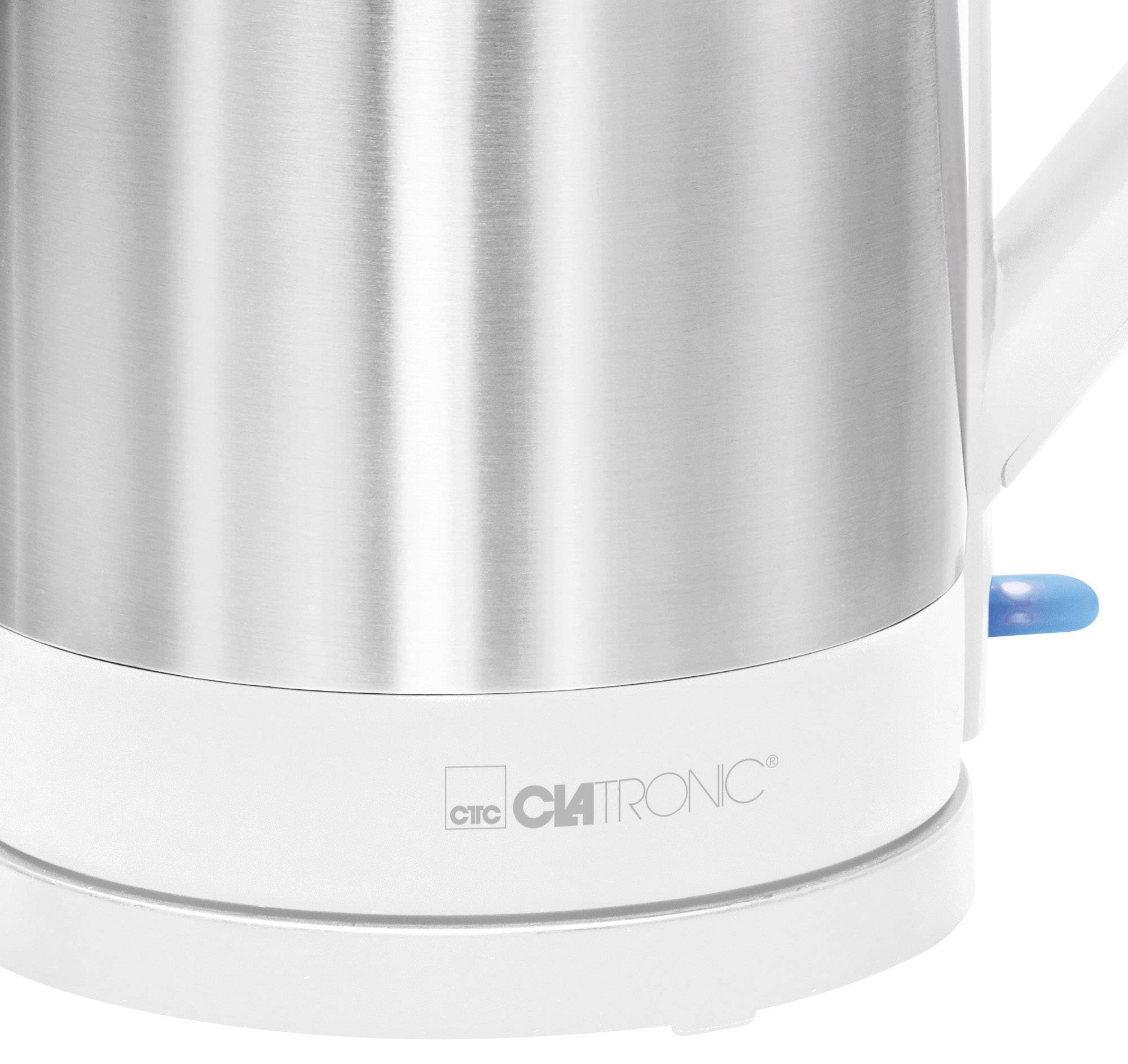 Srebrny czajnik z niebieskim uchwytem dźwigniowym, który mógłby być elementem nowoczesnej kuchni.