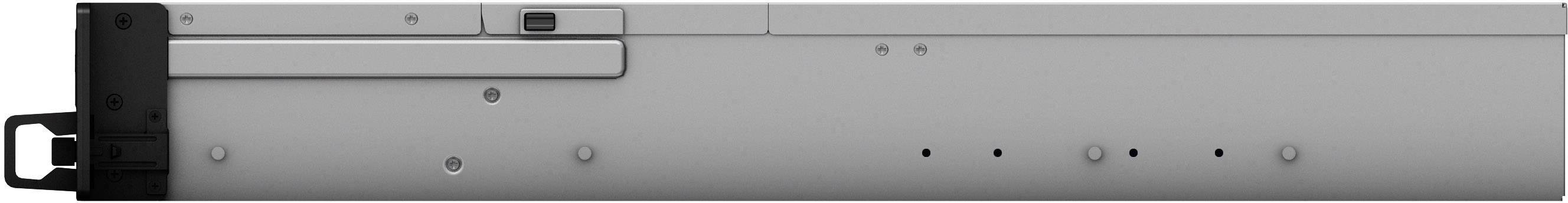 Boczny widok serwera lub urządzenia w szafce serwerowej, z wieloma śrubami i czarnym mechanizmem zamykającym.