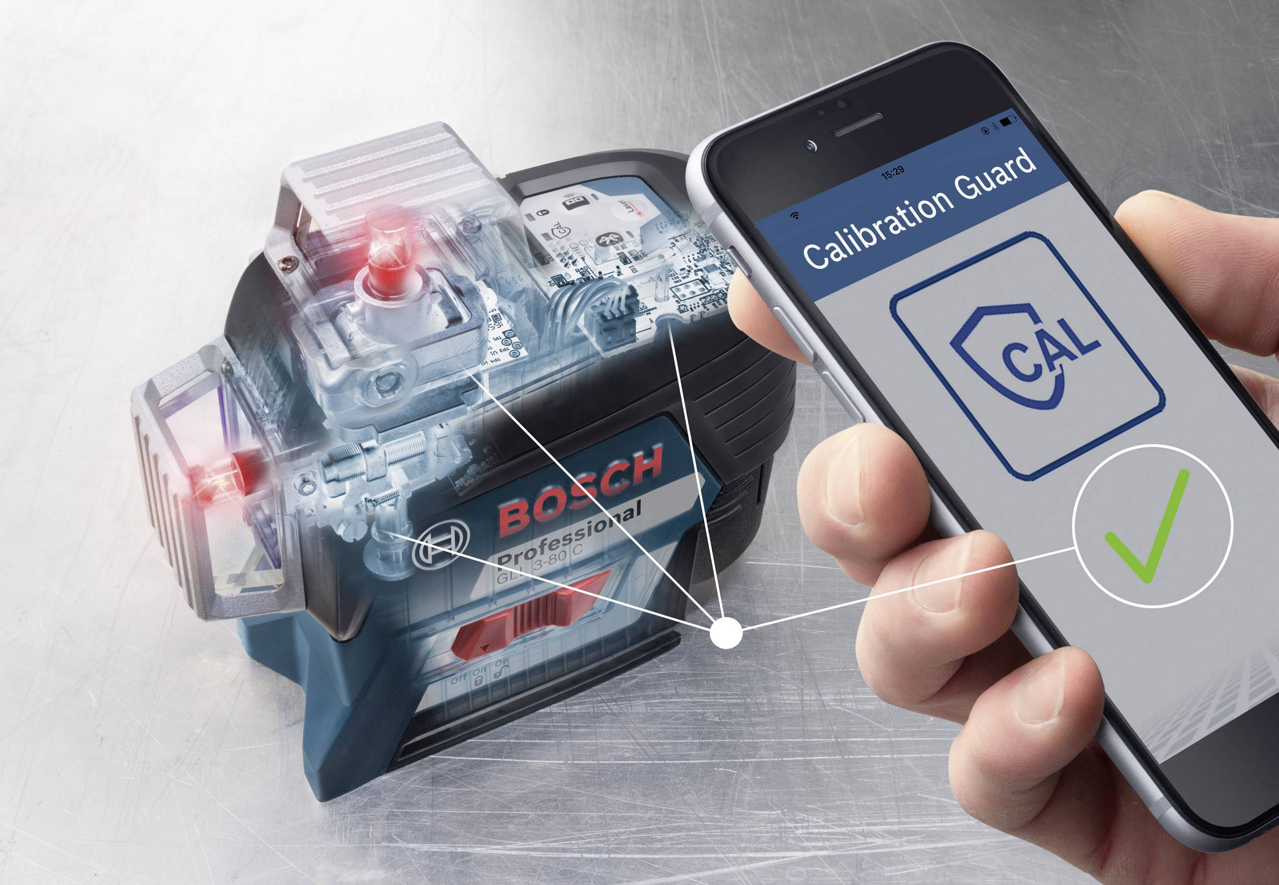 Smartfon wyświetla pomyślną kalibrację urządzenia Bosch, które ma czerwoną świecącą wskazówkę.