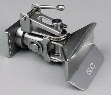 Metalowe zawiasy dźwigniowe z oznaczeniem kombinacji liter 'SC' po prawej stronie płyty.