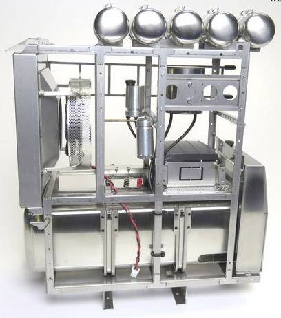 Struktura metalowa systemu statku kosmicznego z cylindrycznymi zbiornikami u góry, kablami i elementami mechanicznymi pośrodku i na dole.