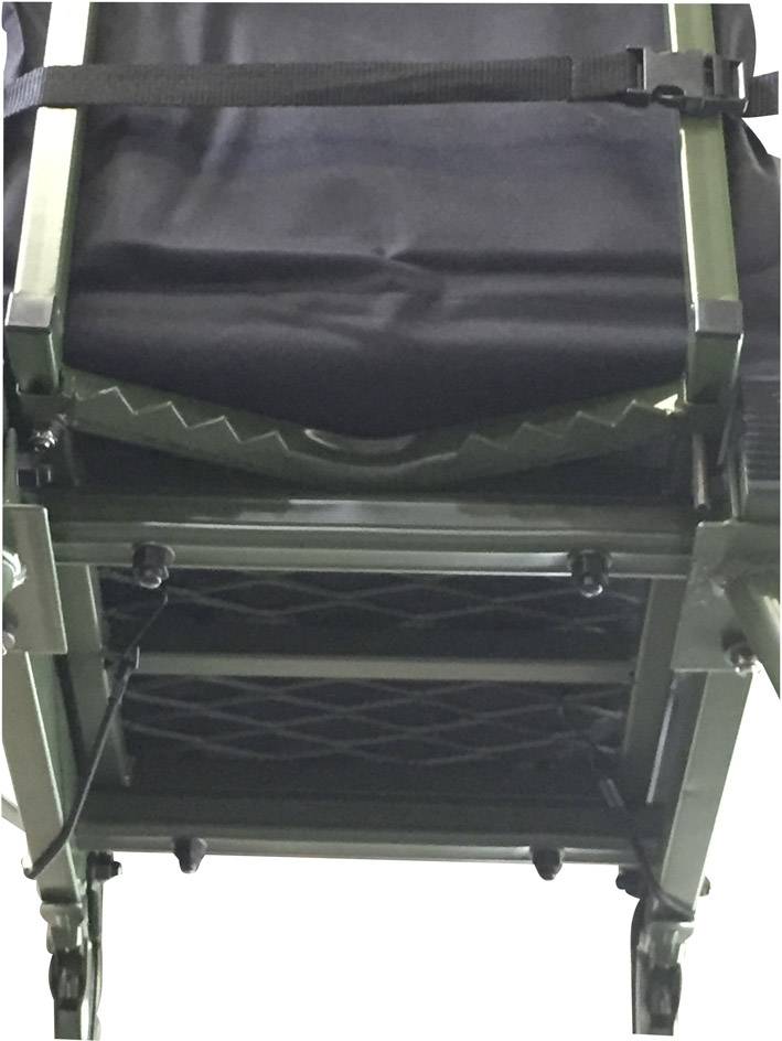 Składane krzesło z tapicerowanym siedziskiem i metalową ramą, widziane od spodu.