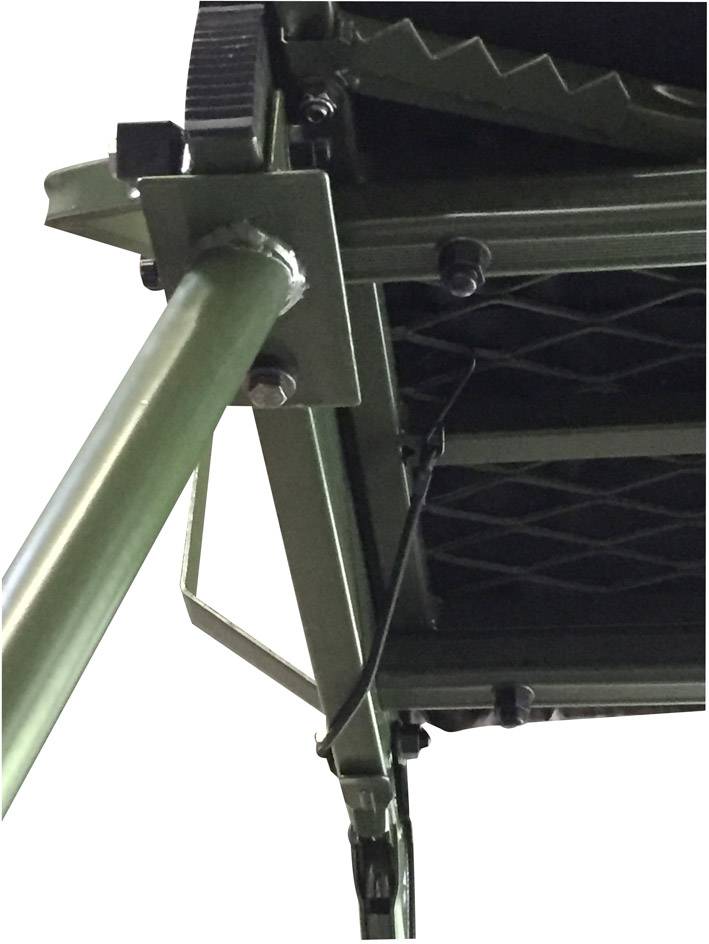 Metalowy element konstrukcyjny zielonego rusztowania lub stelaża, z widocznymi śrubami i zastrzałami, widziany od dołu.