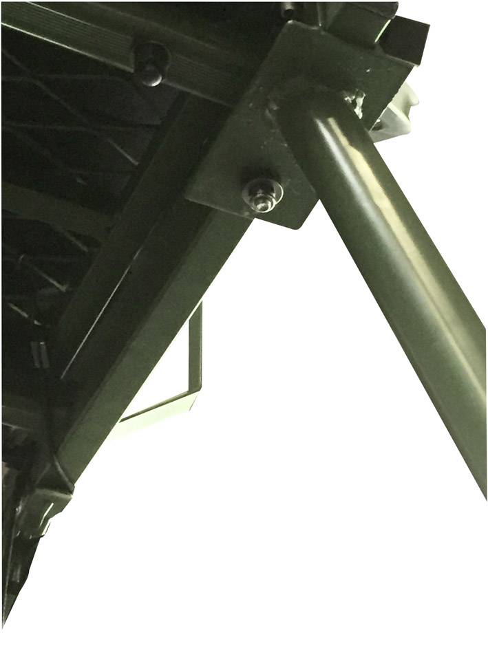 Konstrukcja metalowa z pochyloną belką podtrzymującą większą ramę. Widoczne śruby i sworznie.