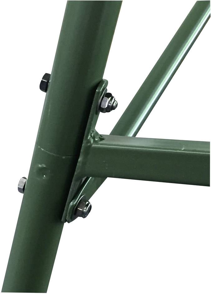 Część zielonej metalowej ramy z wieloma połączeniami śrubowymi.