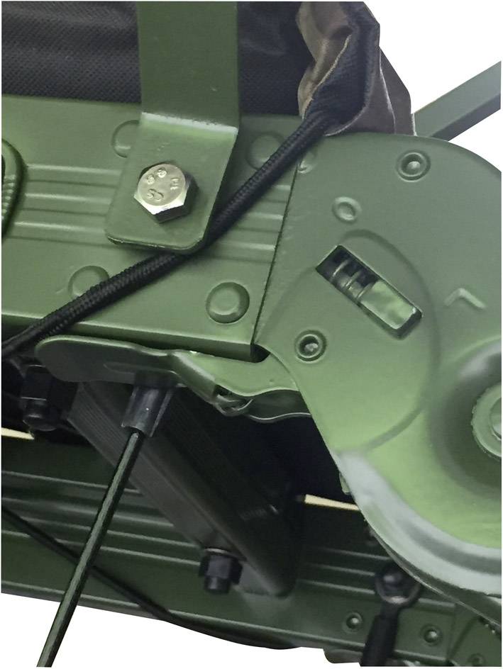 Mechanizm blokady metalowej z bliska, prezentujący zielone malowane elementy i części mocujące.