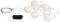 Łańcuch świetlny z siedmioma białymi lampionami papierowymi jest przymocowany do czarnej obudowy baterii.