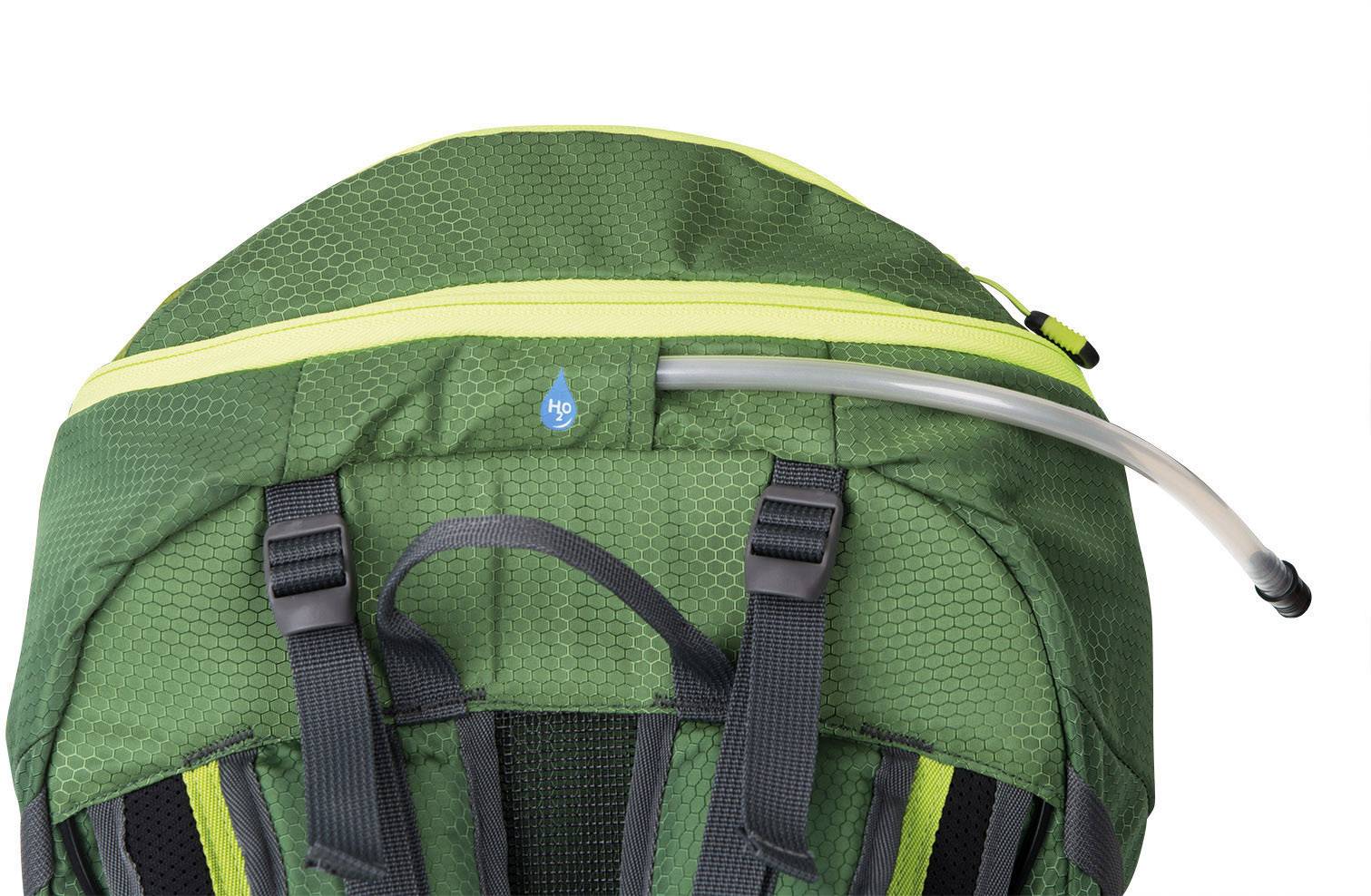 Zielony plecak z wbudowanym systemem nawadniania. Rurka wystaje z boku, idealny do aktywności na świeżym powietrzu.