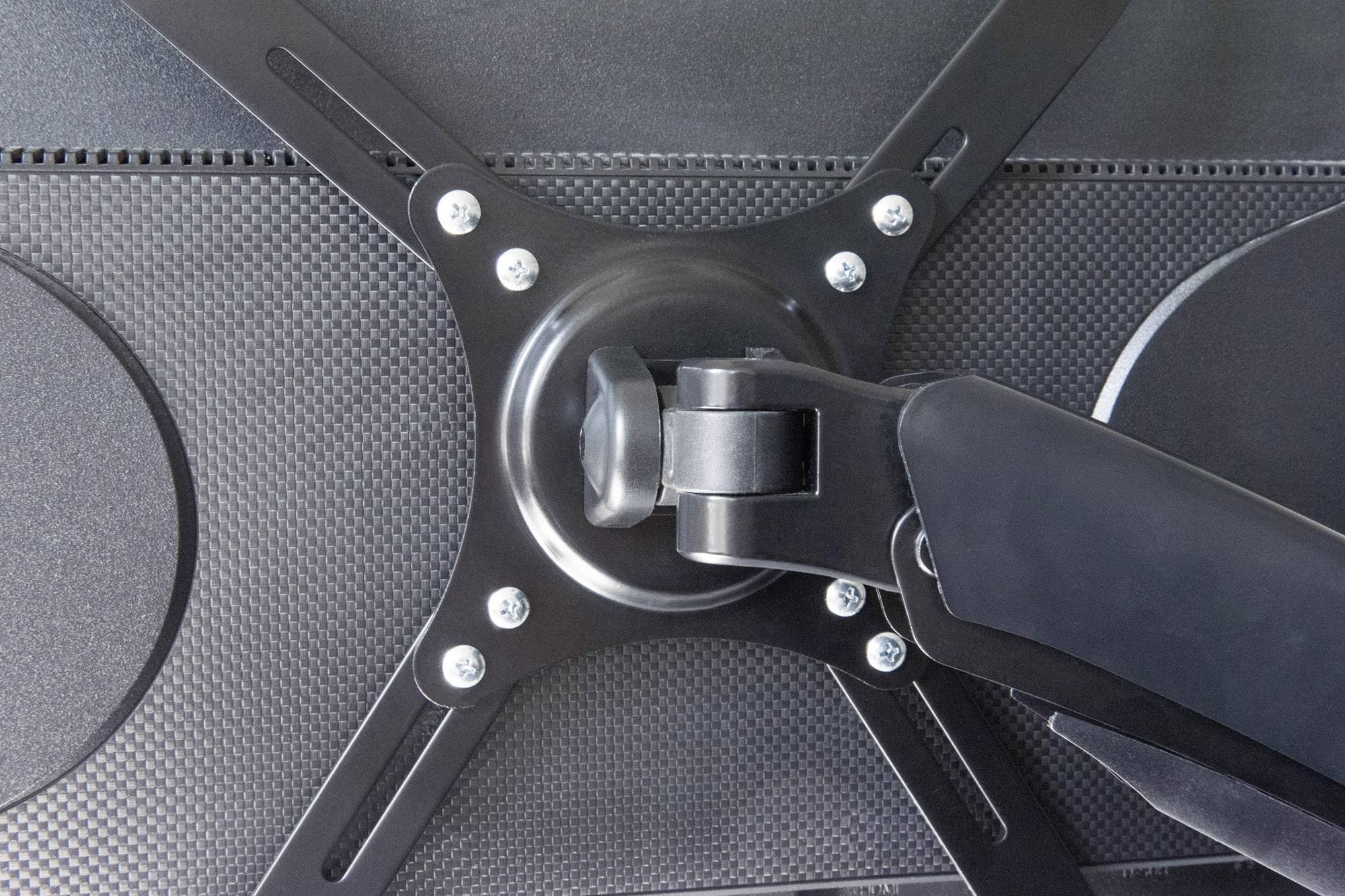 Zbliżenie czarnej podpory montażowej z śrubami i zawiasem na strukturalnym podłożu.