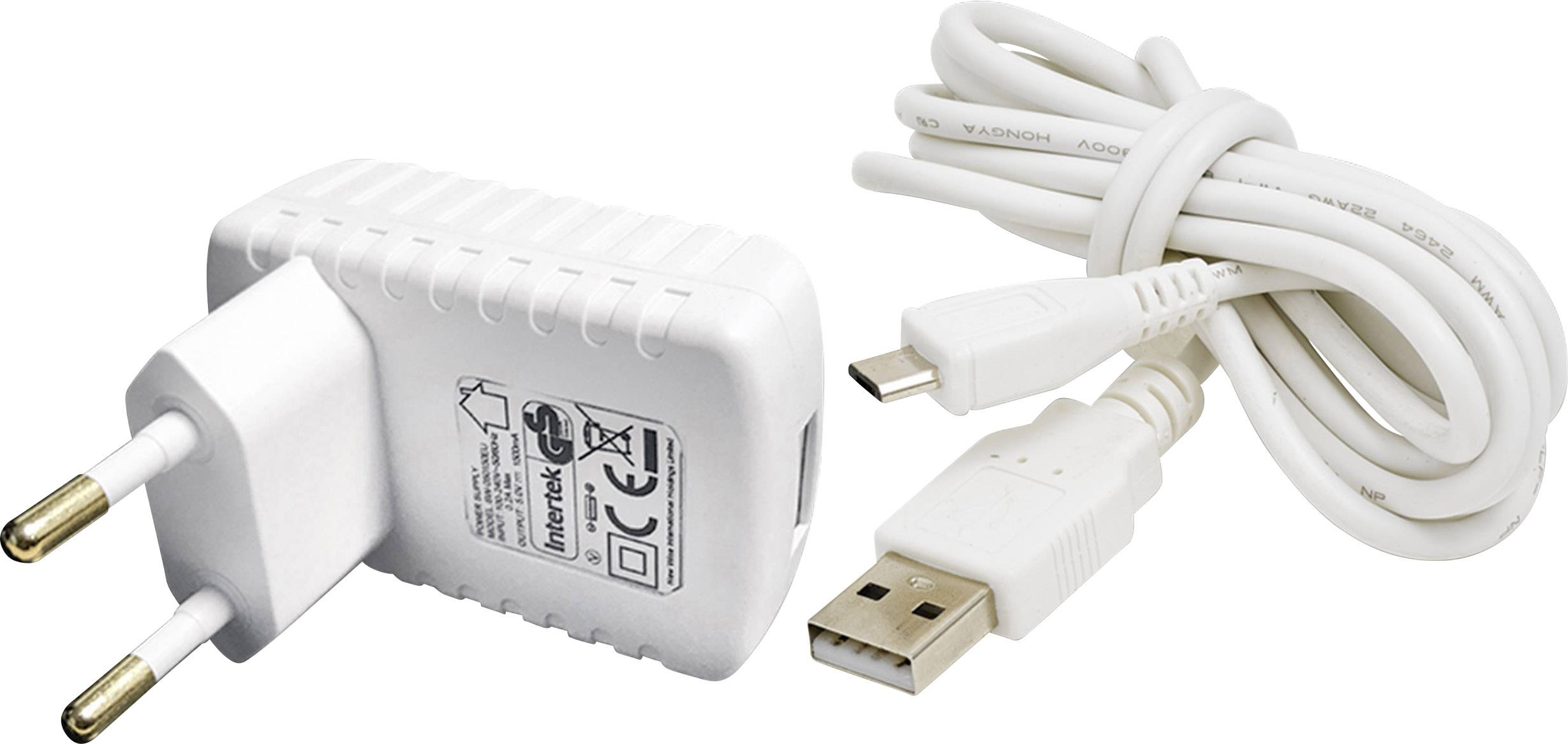 Białą ładowarkę USB z przewodem sieciowym i wtyczką europejską. Obok niej leży białe przewód USB z wtykami USB i micro-USB.