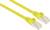 Żółty kabel Ethernet z wtyczkami RJ45 po obu stronach; odpowiedni do połączeń sieciowych.