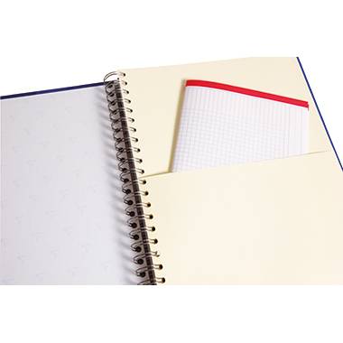 Otwarty segregator na dokumenty z zesztem w kratkę w wewnętrznej kieszonce, na białym tle.