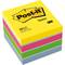 Stos kolorowych karteczek samoprzylepnych Post-it, składający się z żółtych, różowych, zielonych i niebieskich kartek.
