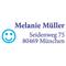 'Melanie Müller, Seidenweg 75, 80469 Monachium' napisane jest fioletową czcionką obok niebieskiego symbolu uśmiechu.
