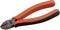 Szczypce tnące w kolorze pomarańczowo-czarnym z żłobkowanymi uchwytami. Na szczypcach wygrawerowana jest nazwa marki Bahco. Przeznaczone do cięcia drutu.