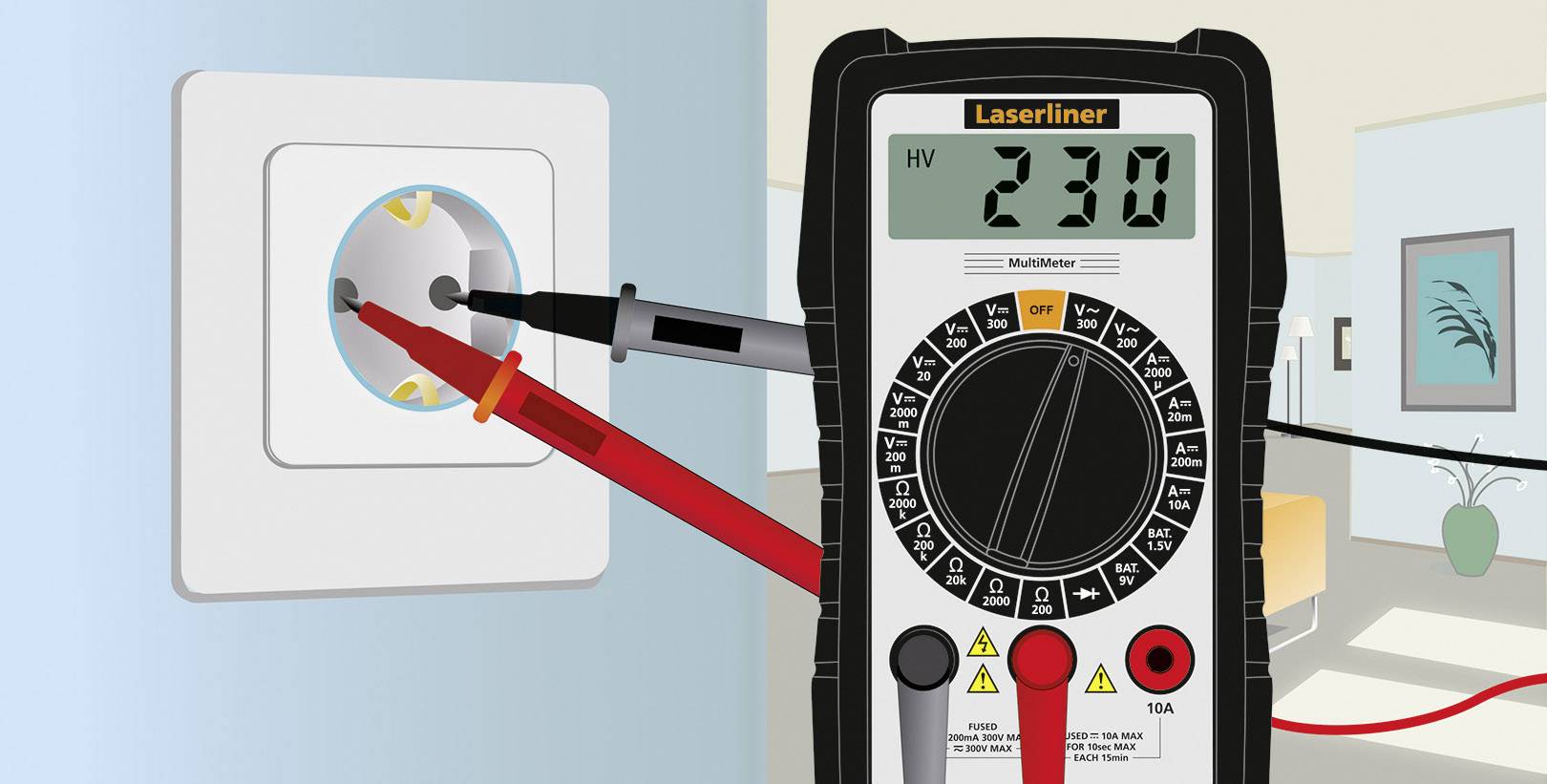 Multimetr mierzy napięcie w gniazdku elektrycznym. Wyświetlacz pokazuje 230 woltów. Otoczenie: pokój mieszkalny z roślinami i meblami w tle.
