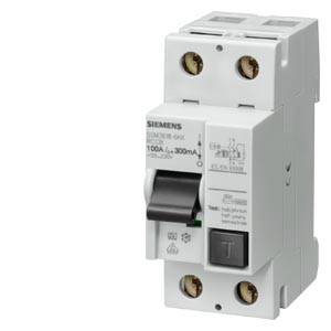 Biały wyłącznik mocy firmy Siemens z czarnym przełącznikiem, oznaczeniami i danymi technicznymi na przedniej stronie.