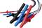 Trzy kolorowe krokodylki w kolorach czarnym, niebieskim i czerwonym, używane do pomiarów elektrycznych.