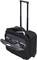 Czarny walizka na kółkach z wysuniętą rączką i otwartą przednią kieszenią, prezentująca urządzenia elektroniczne, długopisy i dokumenty.