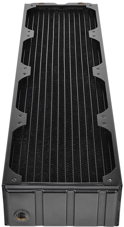 Czarny, prostokątny radiator do chłodzenia wodnego PC o strukturze żebrowanej, z metalową ramą i przyłączami po bokach.