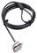 Czarny kabel z srebrną blokadą na końcu; typowo przeznaczony do zabezpieczania laptopów.