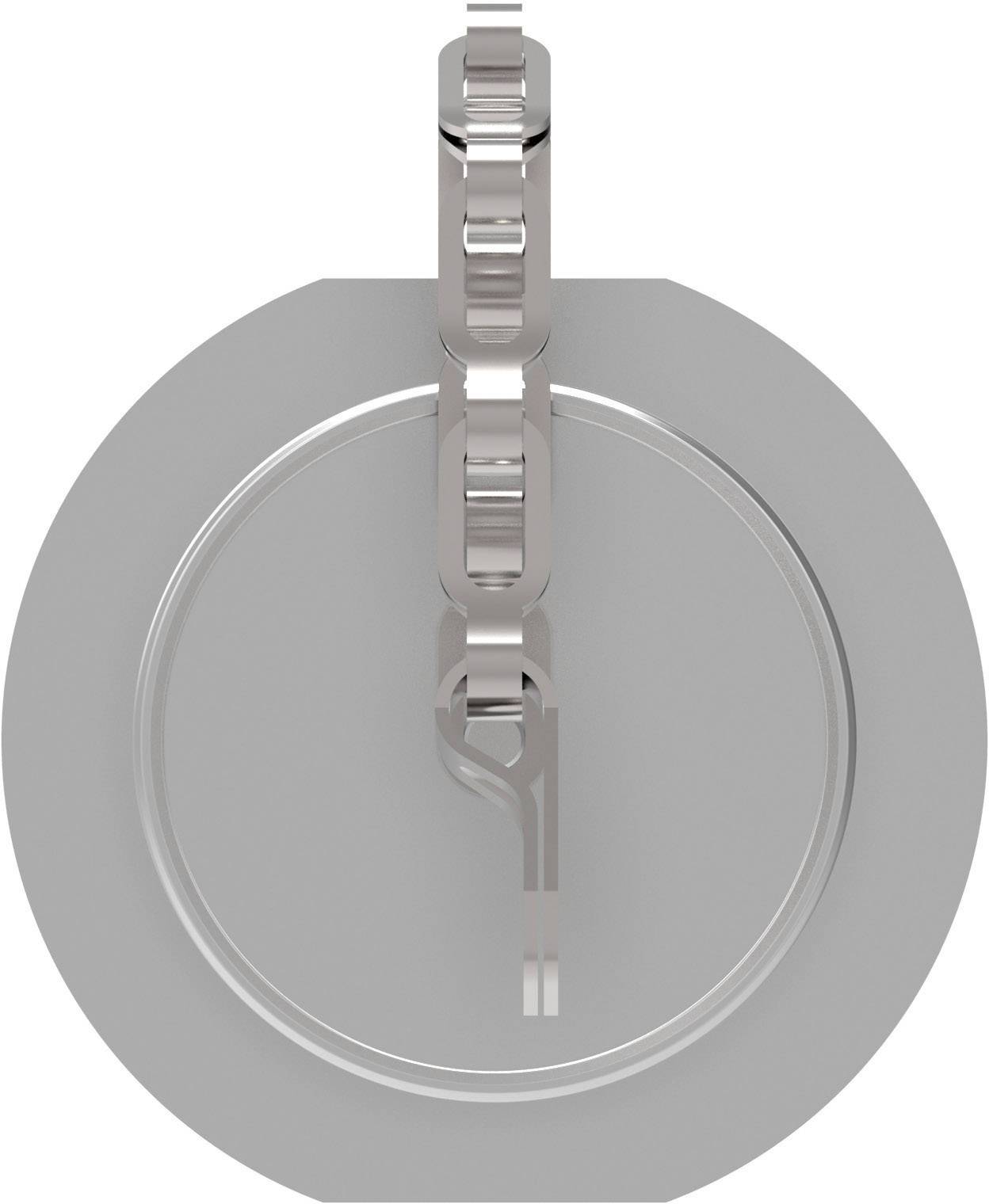 Srebrny łańcuch wisi na metalowej ścianie. Łańcuch składa się z dużych, lśniących ogniw i jest przymocowany centralnie do ściany.